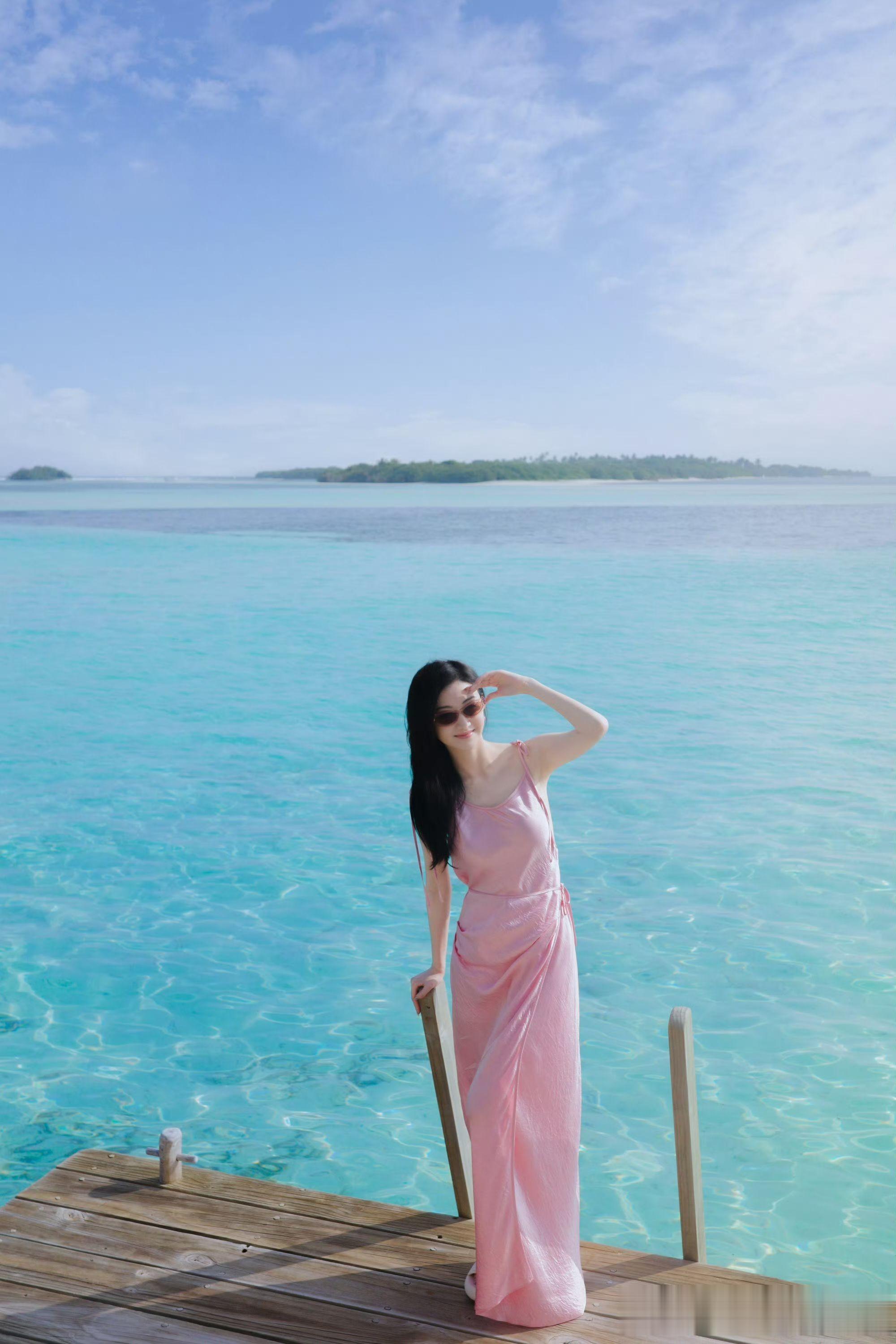 女星景甜海边写真，阳光正好，美人如画！