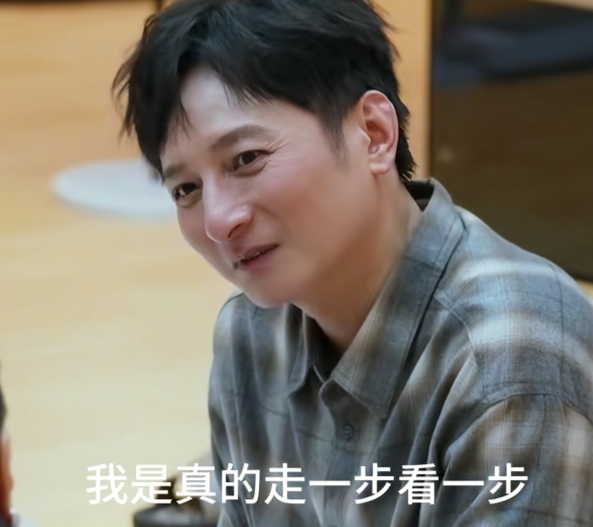 49岁李维嘉被问遗产归谁，沉默苦笑：爱给谁给谁，藏满未婚心酸