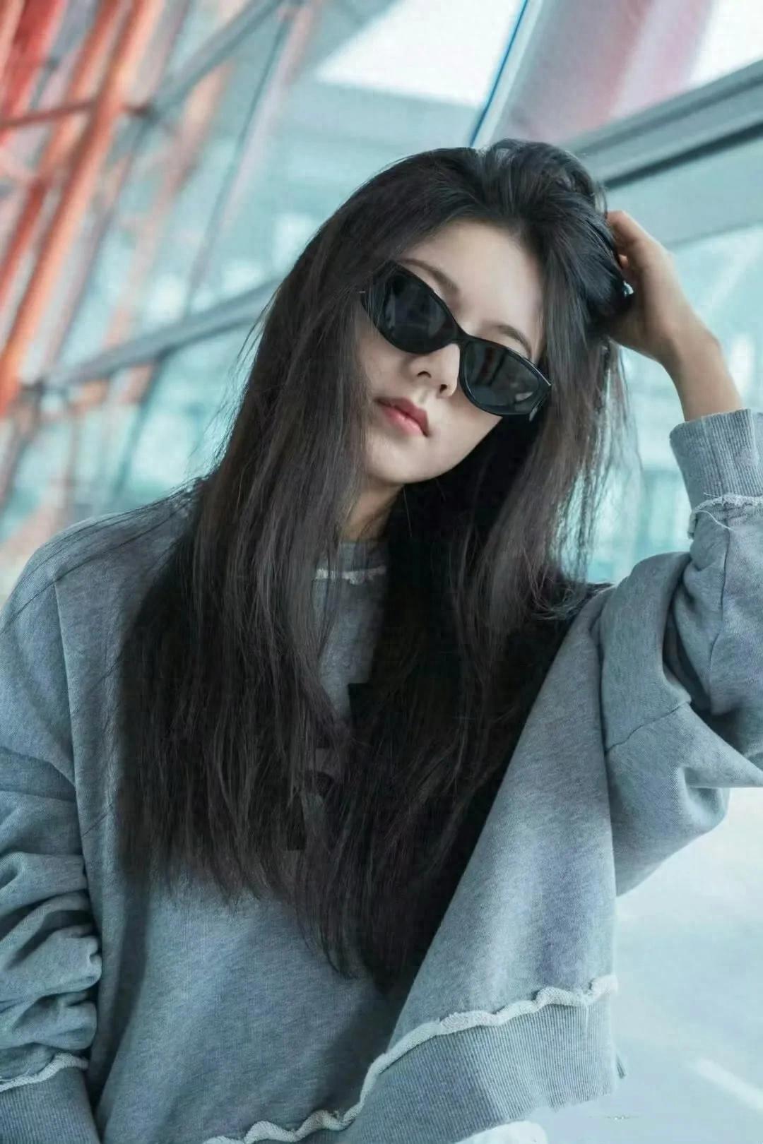 赵今麦墨镜造型超可爱