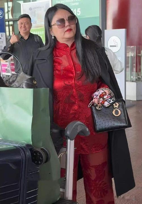 李湘低调现身暴瘦20斤！打扮朴素没拎爱马仕，王诗龄双腿瘦成麻杆