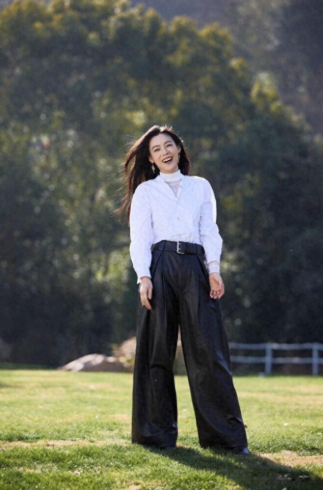 陈丽君拉夫劳伦策马逐梦大片，经典白衬衫与阔腿裤，尽显优雅风骨