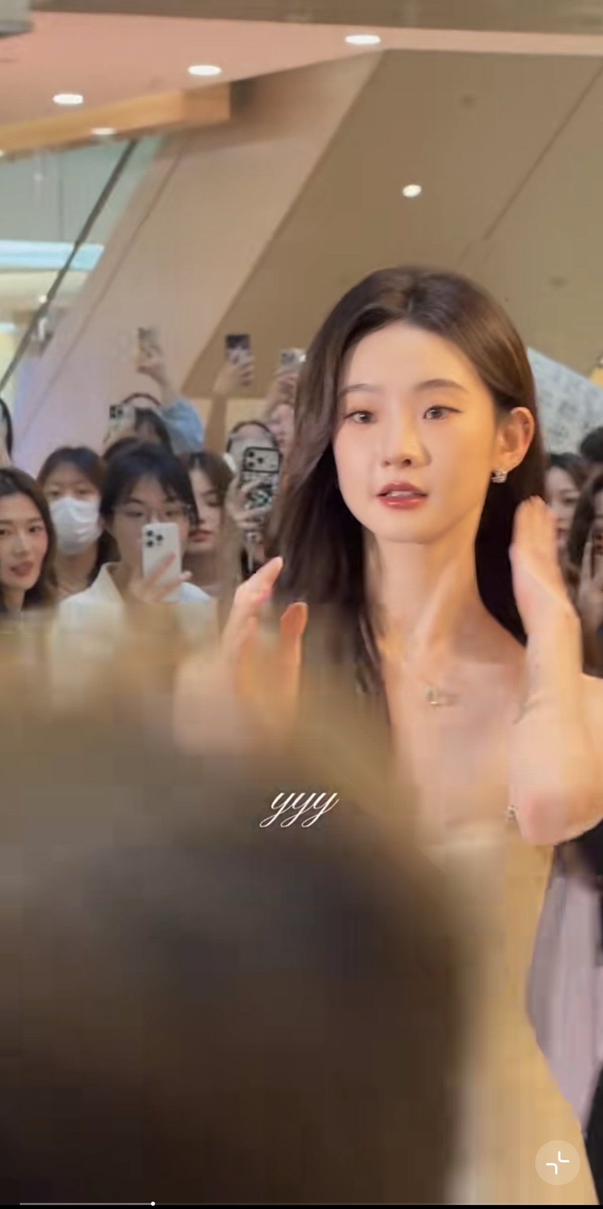 笑的好美！张艺凡现身杭州万象城，穿白裙好优雅，侧面看身材超好