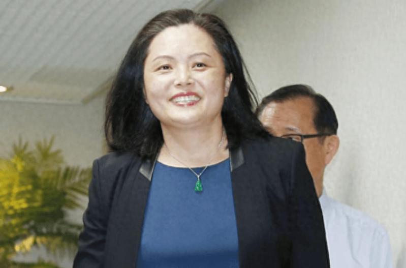 她二婚带娃嫁首富，连生4女仍被宠，如今90多岁身价千亿称霸家族