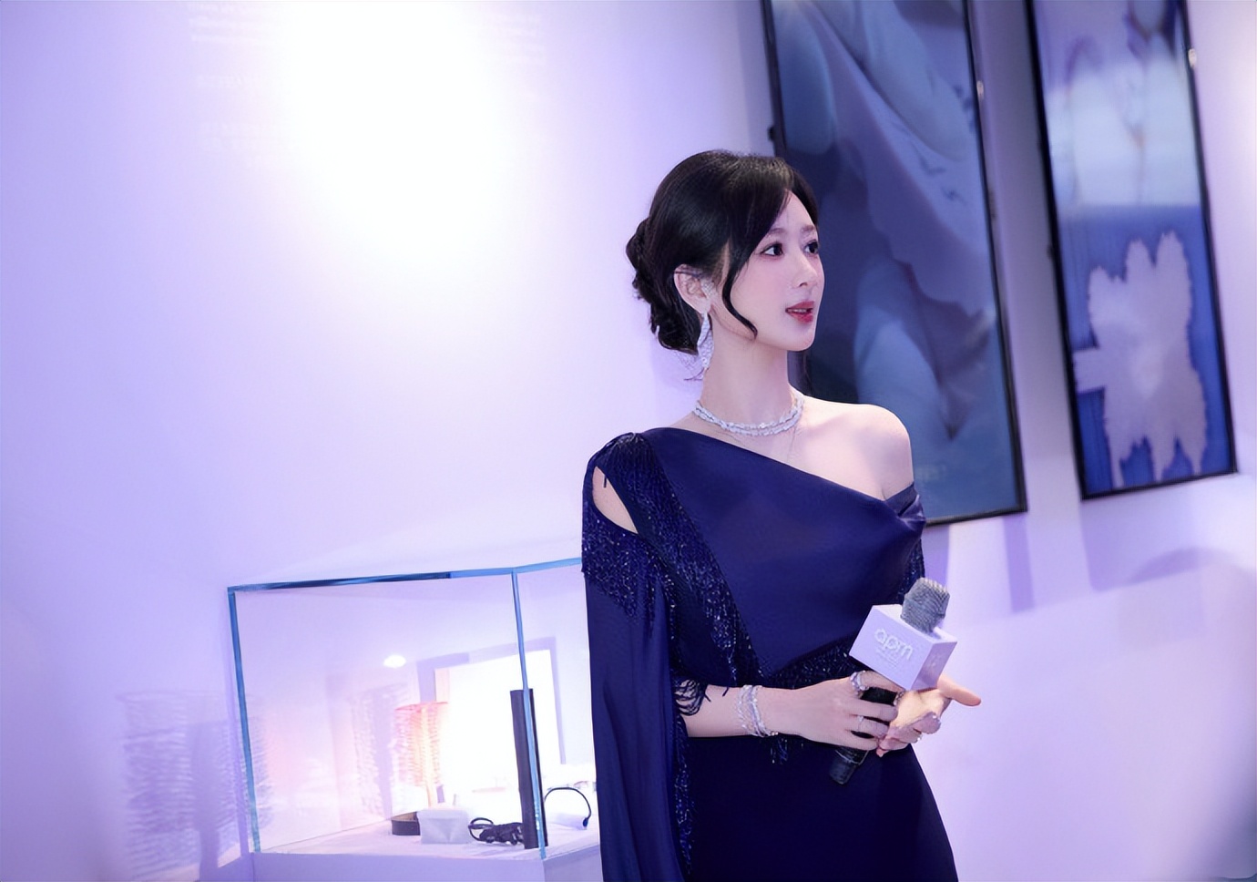 杨紫粉色西装配牛仔裤甜飒满分，网友：把机场走成了秀场