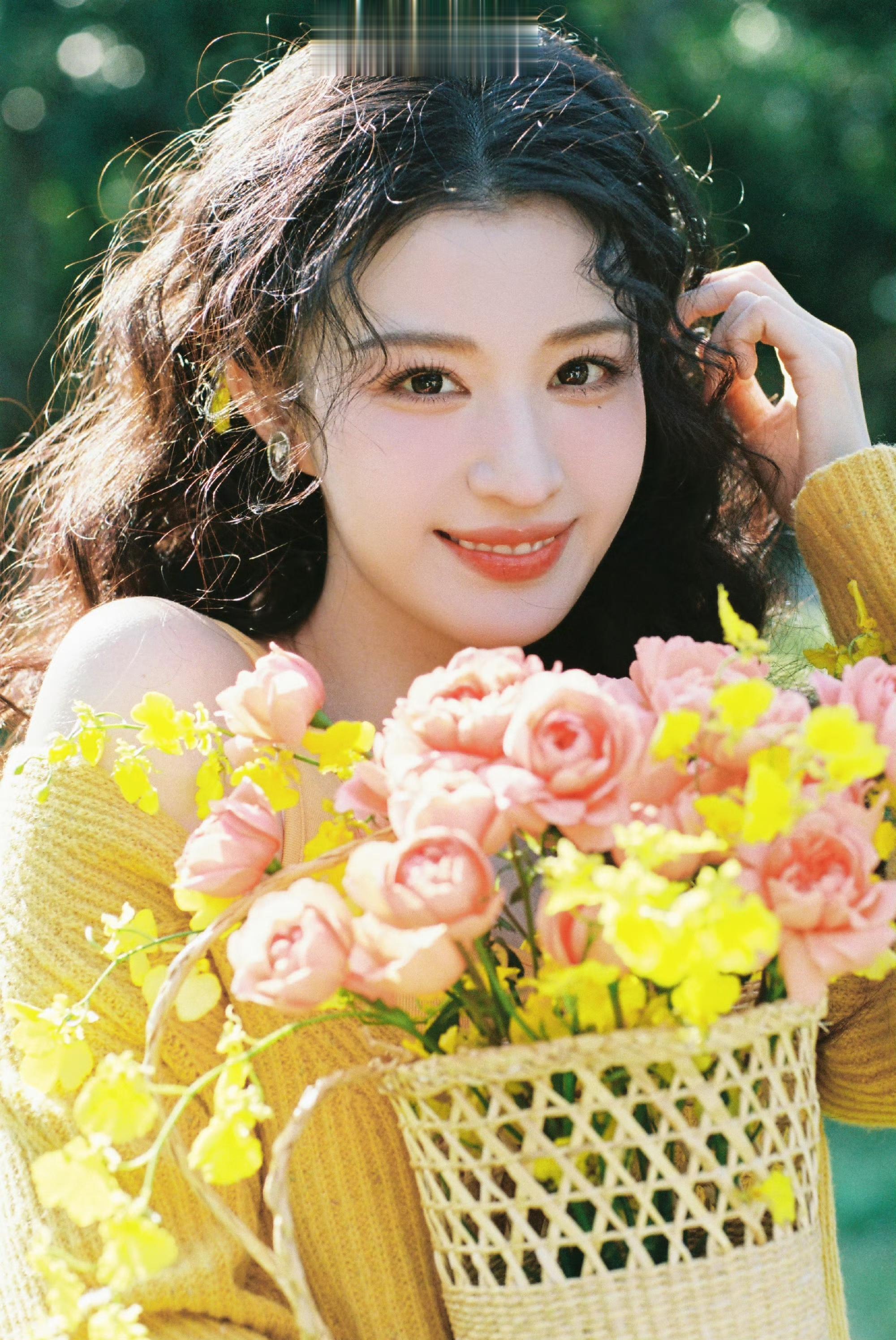 美貌暴击!王楚然生日写真,穿粉色抹胸裙,娇俏又灵动像童话公主