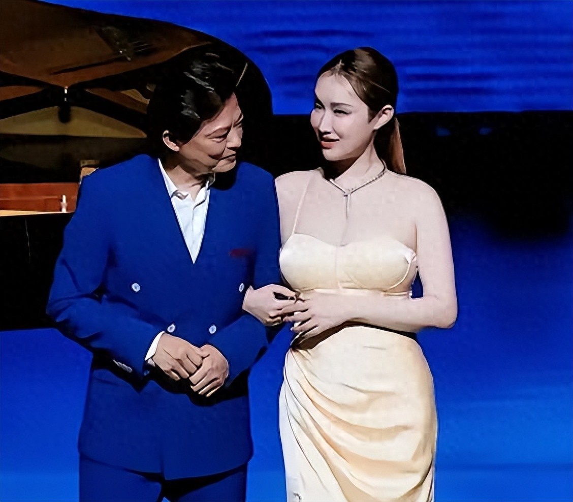 她是央视认证的大歌唱家，嫁大31岁二婚老头，如今周游世界很幸福