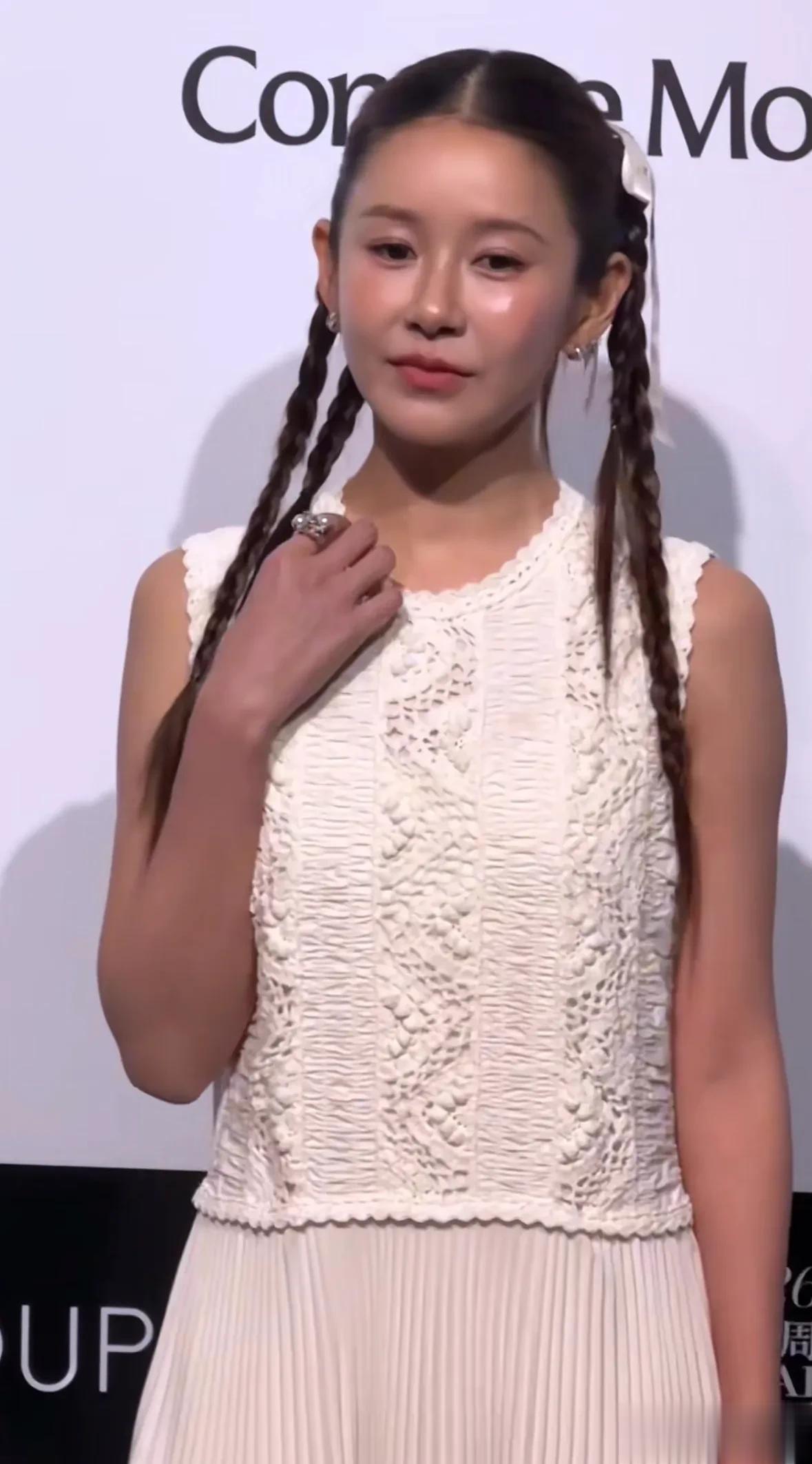 张子萱久违走红毯，穿白裙扎俩小辫儿，这身打扮有点不搭调啊
