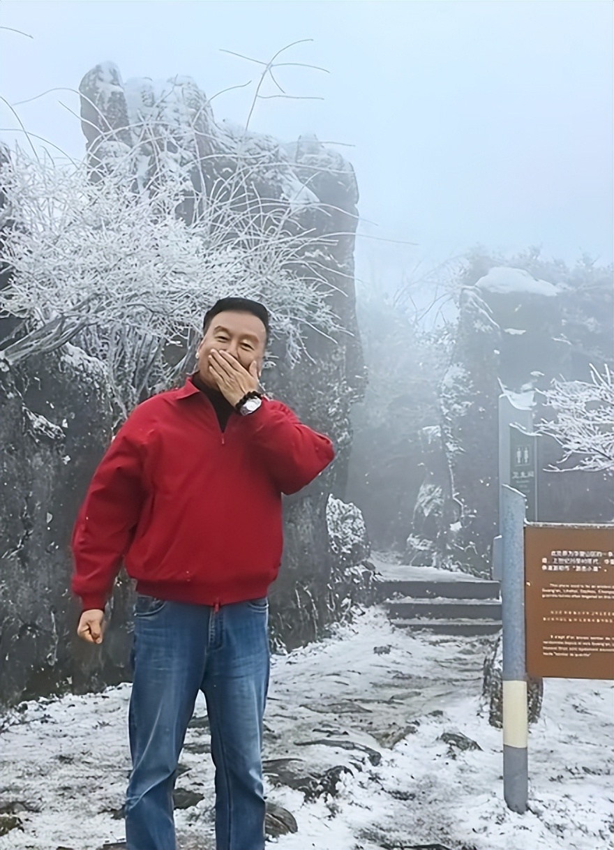 65岁费翔还是崩溃了，独居英国 吃速冻饺子，给不婚不育的人提了醒