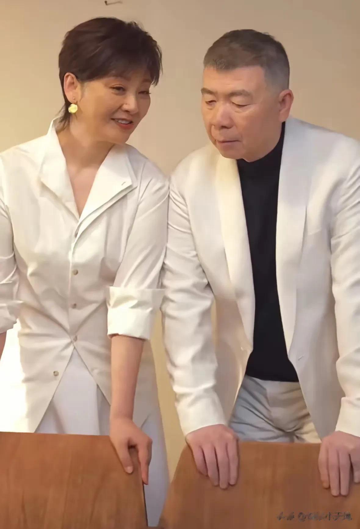 冯小刚一家三口拍春节全家福！冯朵被夸像王楚然，母女关系很微妙