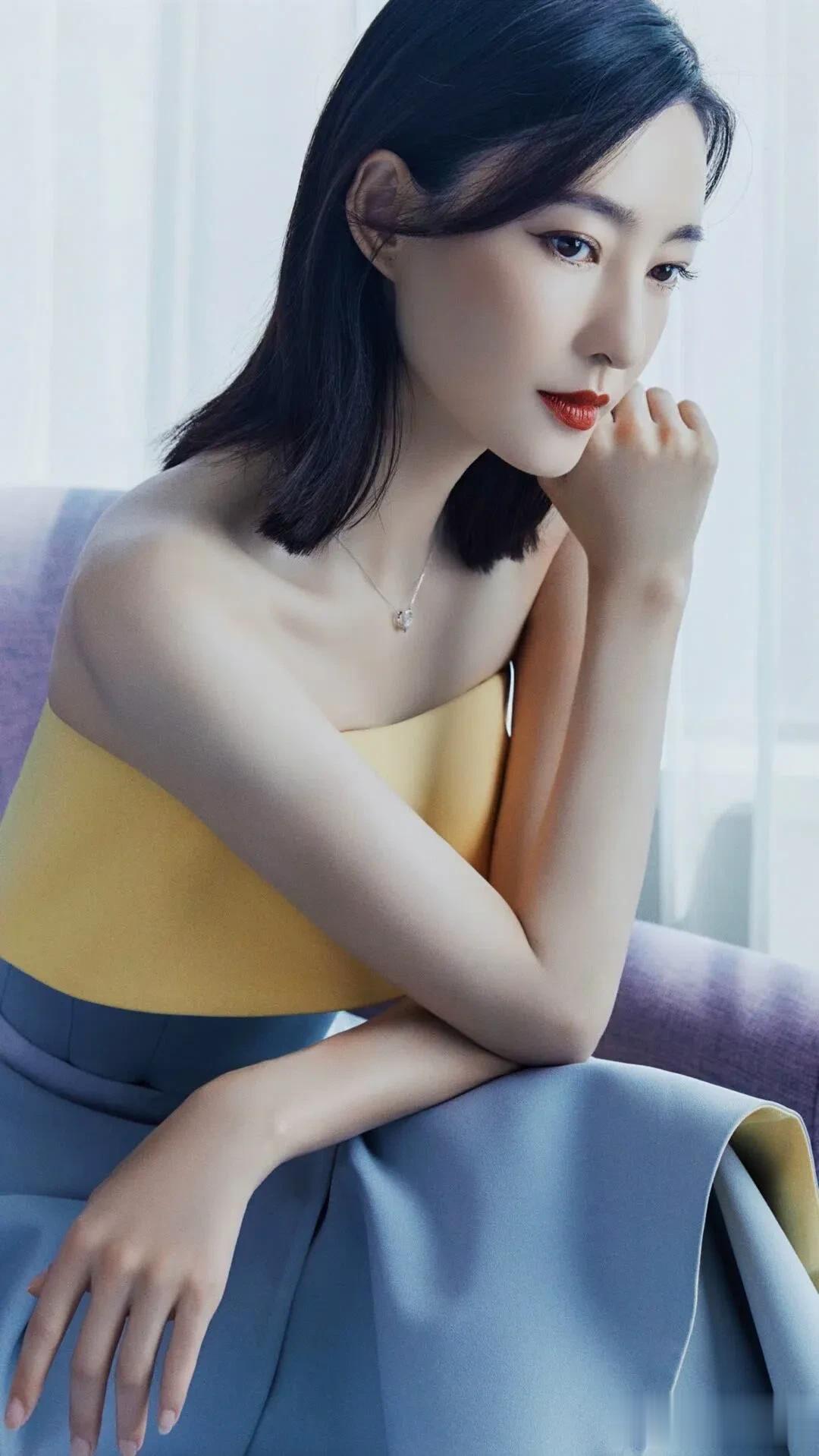 王丽坤写真鉴赏｜素白裙装，藏着最动人的气质。