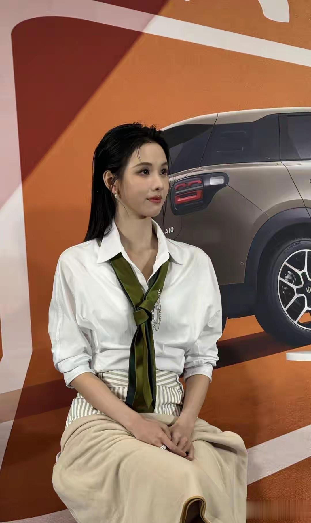 陈都灵出席零跑发布会，白衬衫短裤穿出天价感，这才是真女神