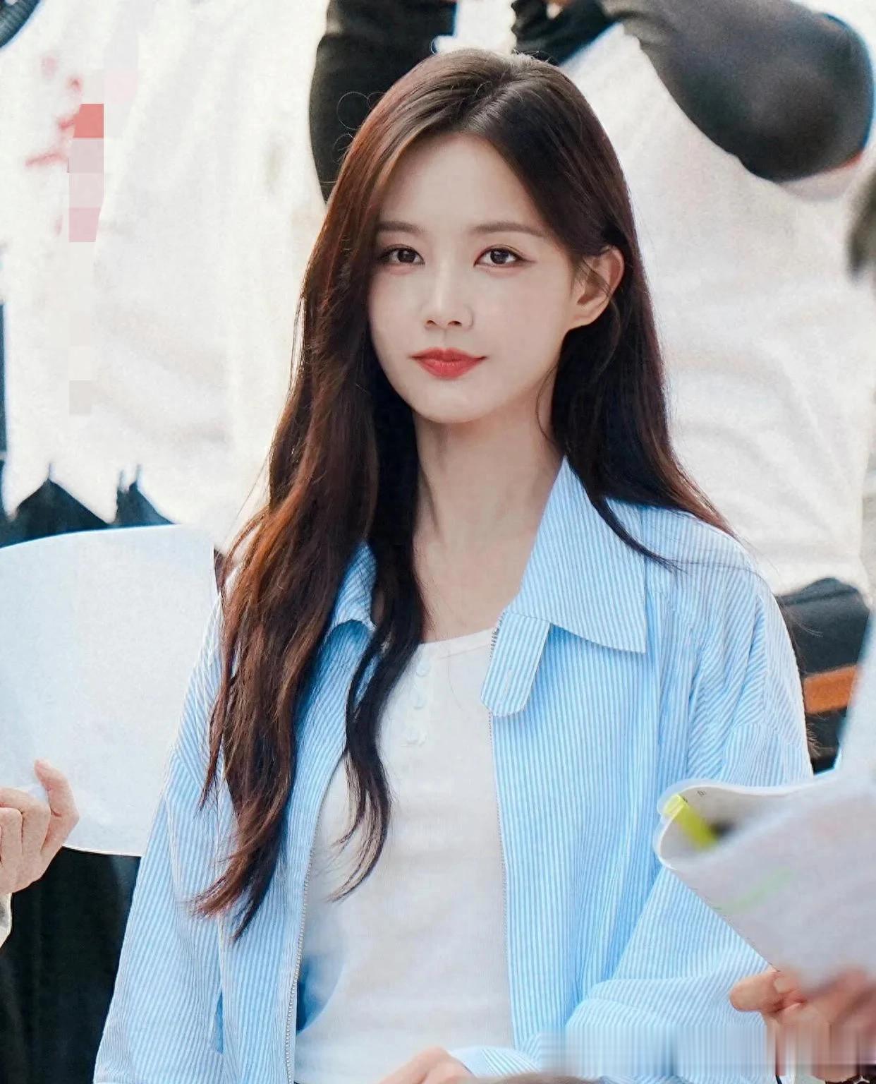 李一桐真是穿搭高手！蓝色条纹外套+白T+牛仔裤，休闲减龄又时髦