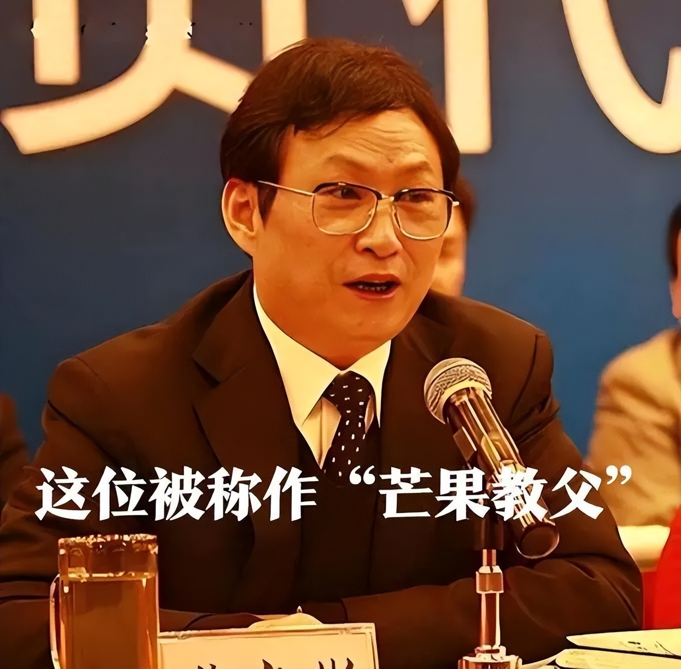 她是女高音歌唱家，一婚嫁大26岁魏文彬，二婚嫁师鹏生一女很幸福