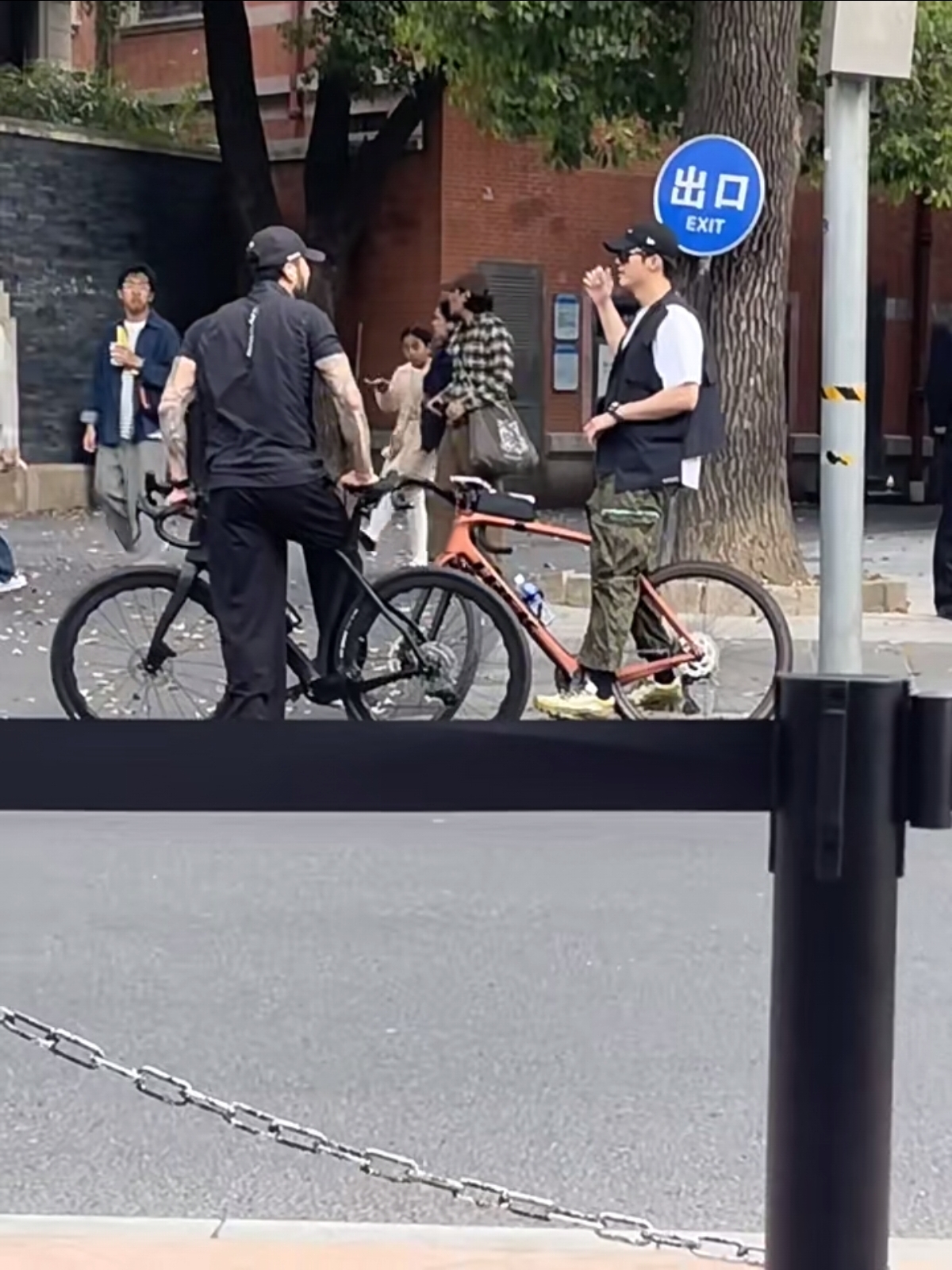 又遛弯了！黄景瑜上海街边被偶遇，骑着自行车，本人超级帅呀