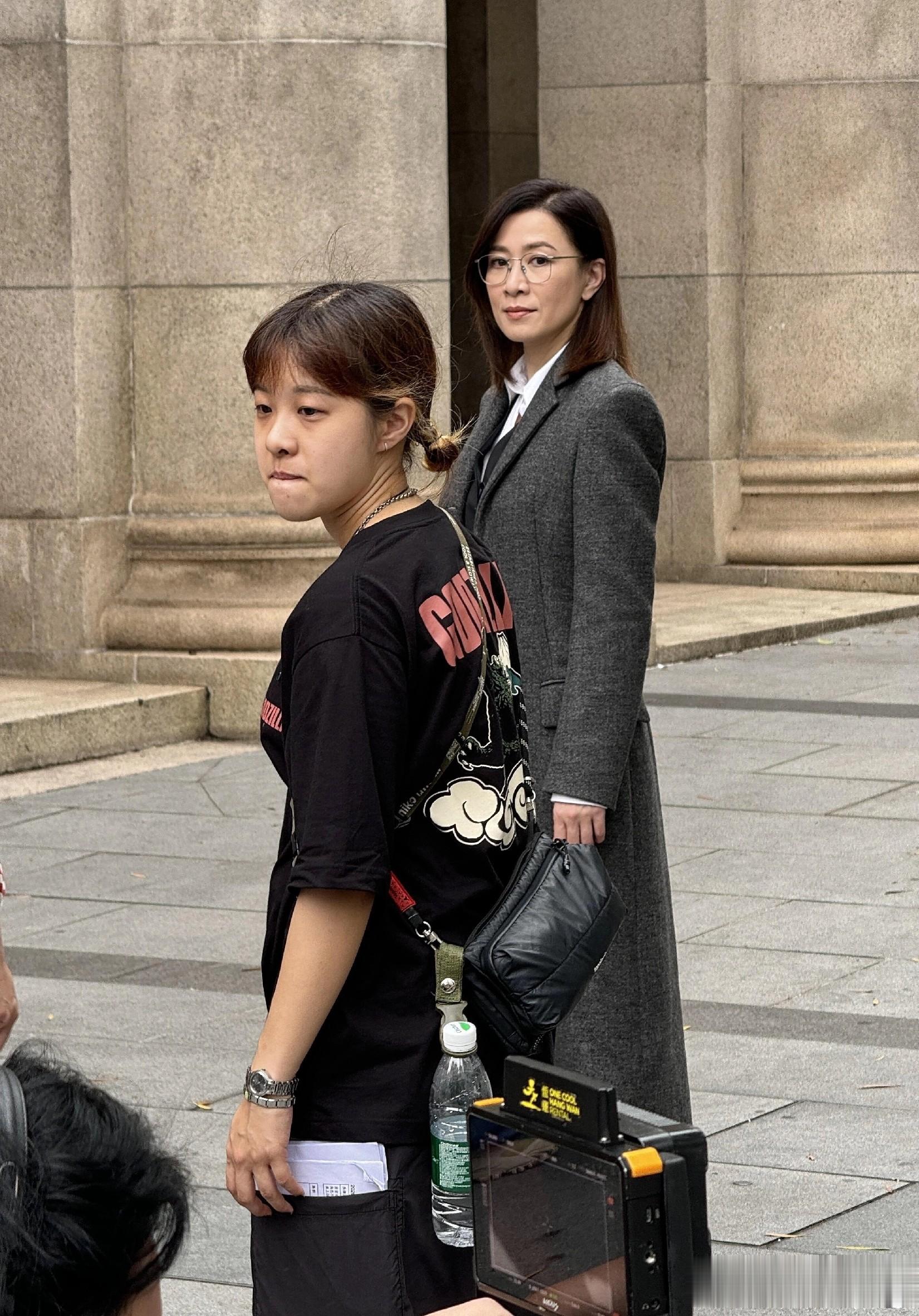 佘诗曼香港拍戏被偶遇，穿黑色西服戴着眼镜干练又气质，本人好美