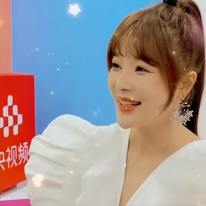 她比董卿美比周涛有才华,不顾父母反对嫁导演陆川,如今幸福了吗