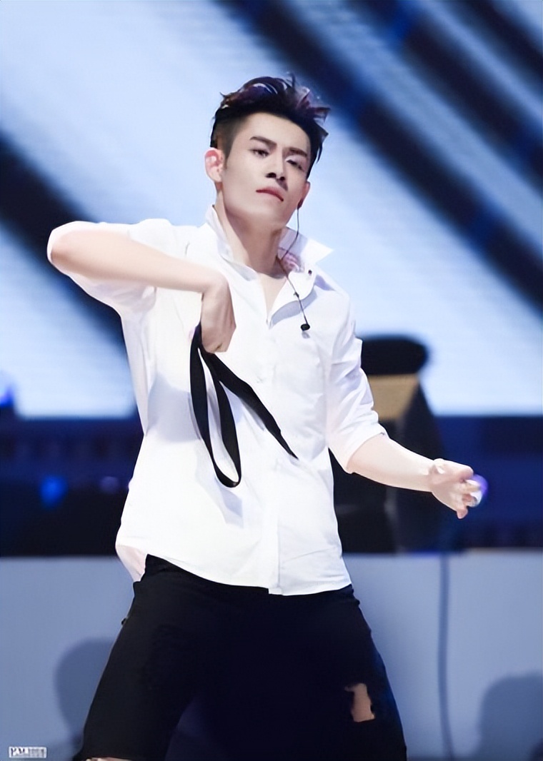 顶流被公开抹黑、队友被骗喝油漆，娱乐圈也太黑暗了！