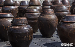 照顾瘫痪公公12年，他咽气前死死盯着腌菜罐，打开那刻我瘫坐在地