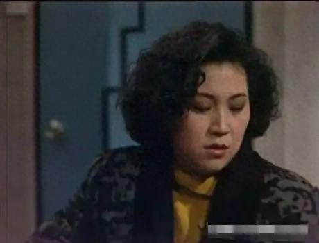 她嫁圈外丈夫，婚后生4个子女，都是香港大学毕业的