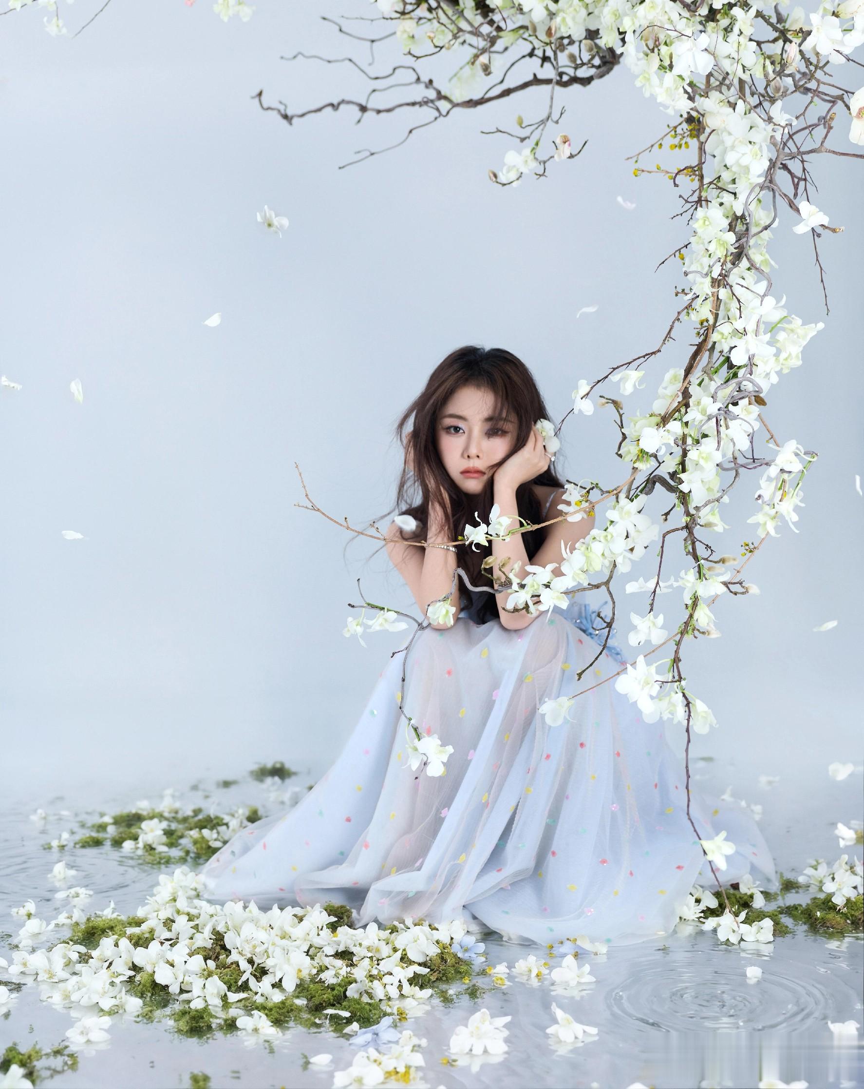 谭松韵2026百花迎春造型，以淡蓝轻纱礼裙构建出一幅东方春日画卷