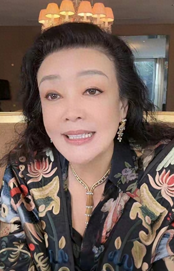 马筱梅住院待产，婆婆不去陪，亲妈全程贴身照，张兰只做一件事