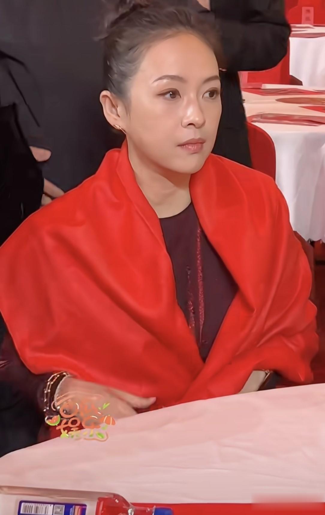 章子怡现身晚会气质100分，给人腾位置超有礼貌 ！眼神温和了很多