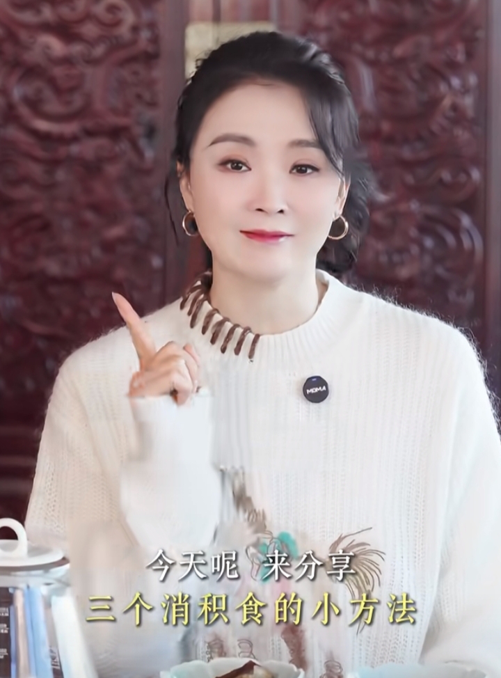 王艳分享春节刮油妙招，白毛衣低马尾出镜，气质温婉尽显优雅美貌