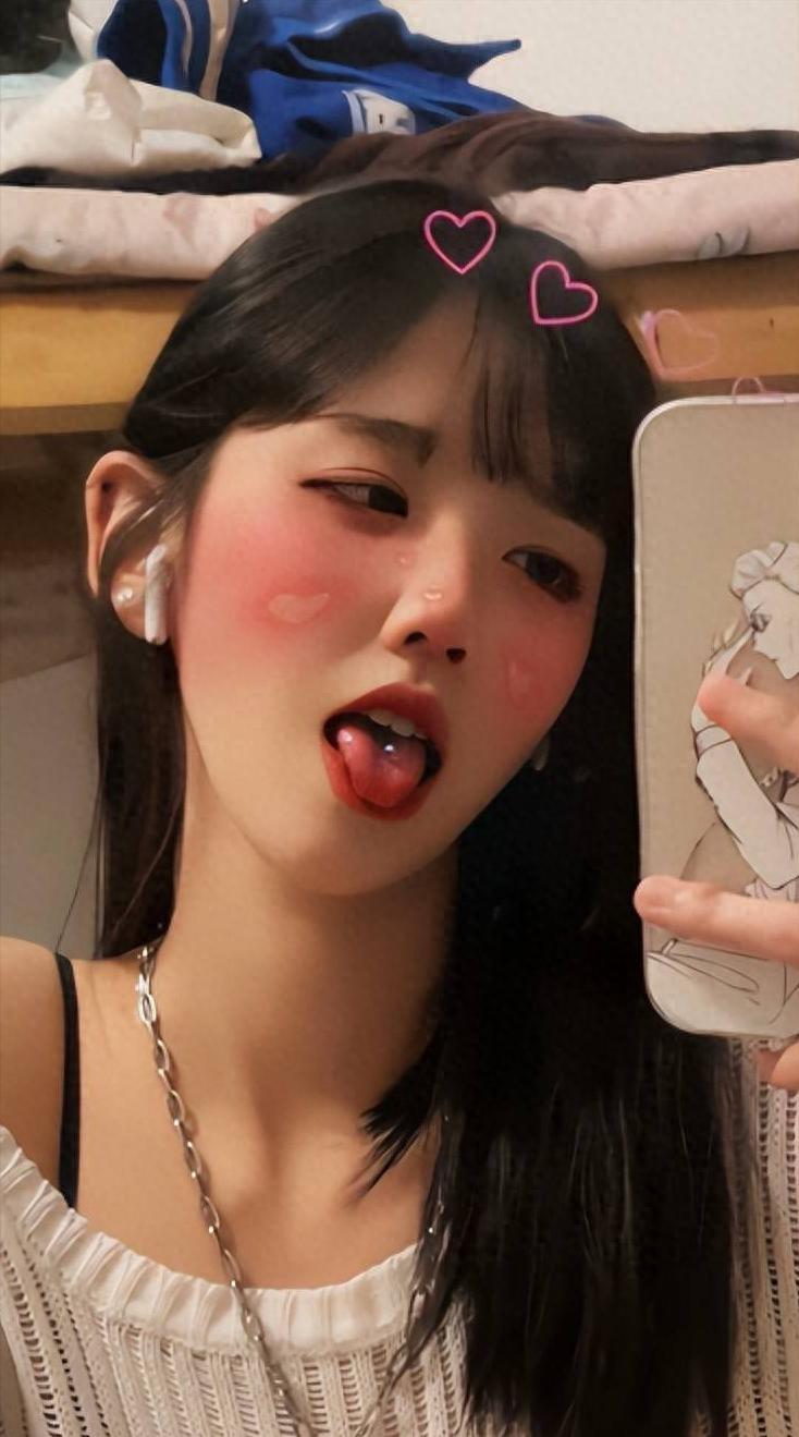 井川里予晒吸烟照，粉发叼烟反差拉满，纯欲天花板彻底放飞？