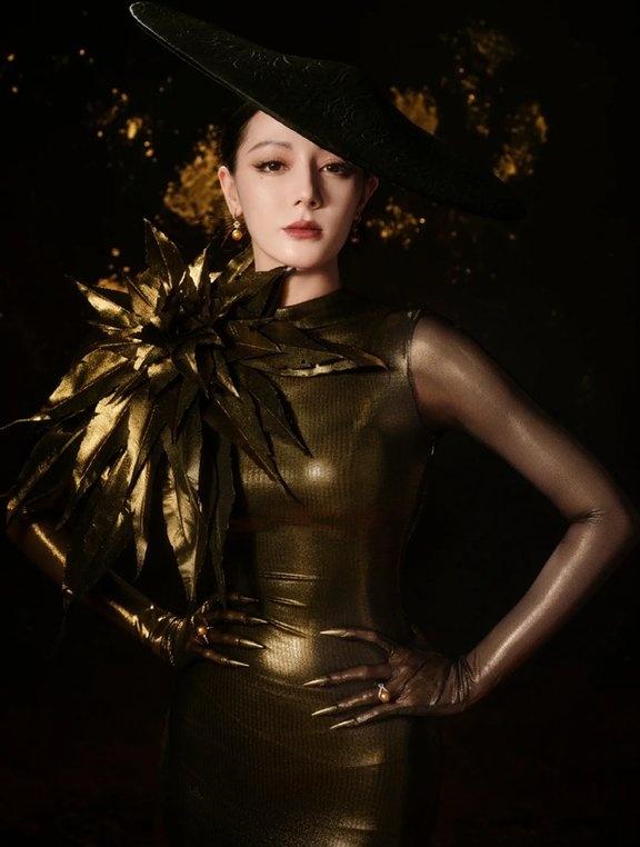 路人镜头下的迪丽热巴太美了!卷发生图封神还宠粉,贴心圈粉无数