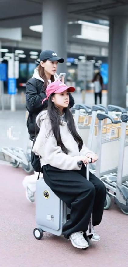 聂远二胎女儿曝光！大眼睛颜值超姐姐，一家人现身机场保姆车接送