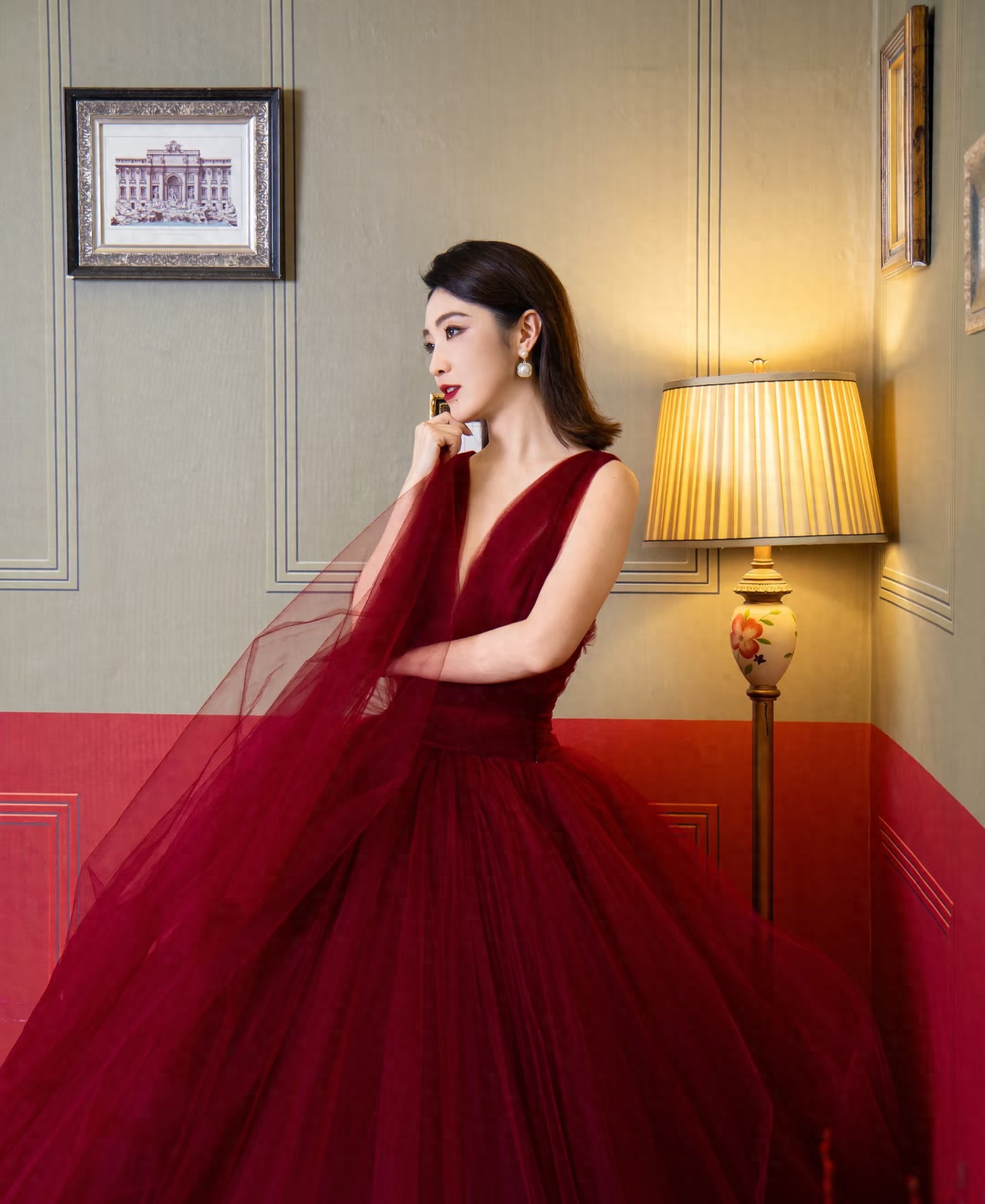 何卿分享美照，一袭酒红深V纱裙，浅笑间诠释复古优雅之美