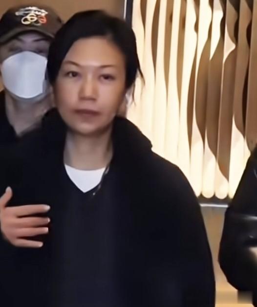 萧敬腾夫妇被偶遇,52岁林有慧一身黑衣走前面,素颜气场十足