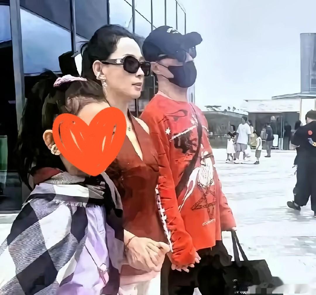 章子怡三亚陪孩子太拼了!被晒到皮肤黝黑、身材走样还长了小肚腩