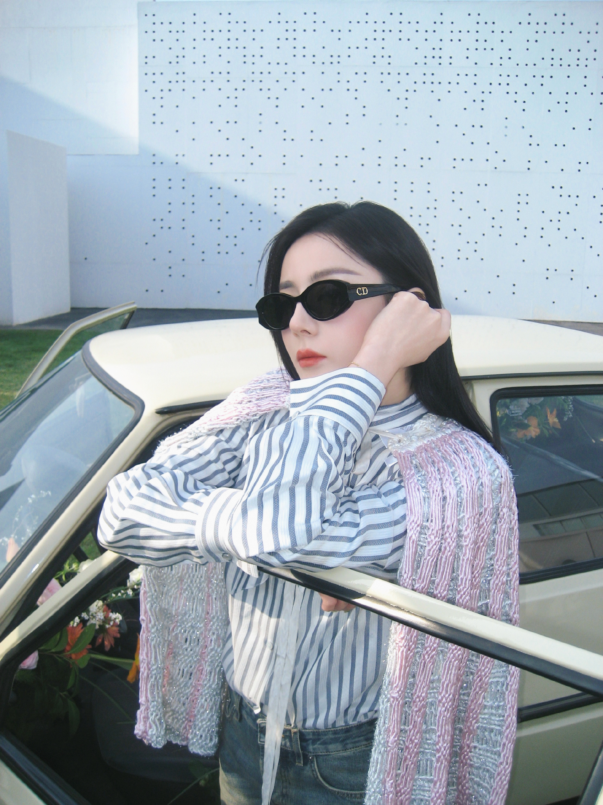 迪丽热巴春日美拍，身穿条纹衬衫搭配针织披肩，青春不羁