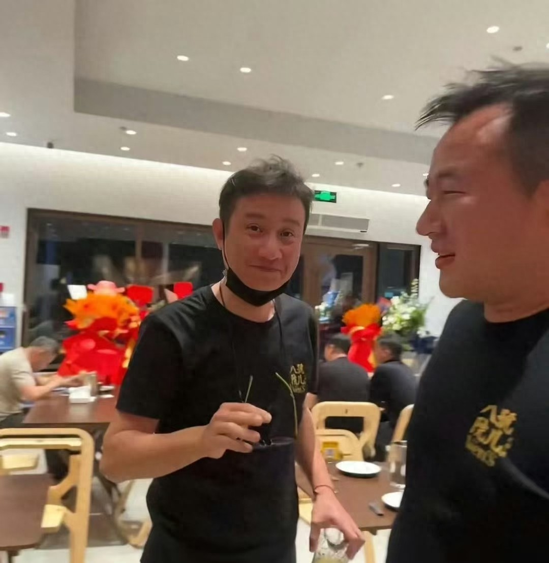 文章开饭店爆火，粉丝排队求合影，门口播放其作品，于明加送花篮