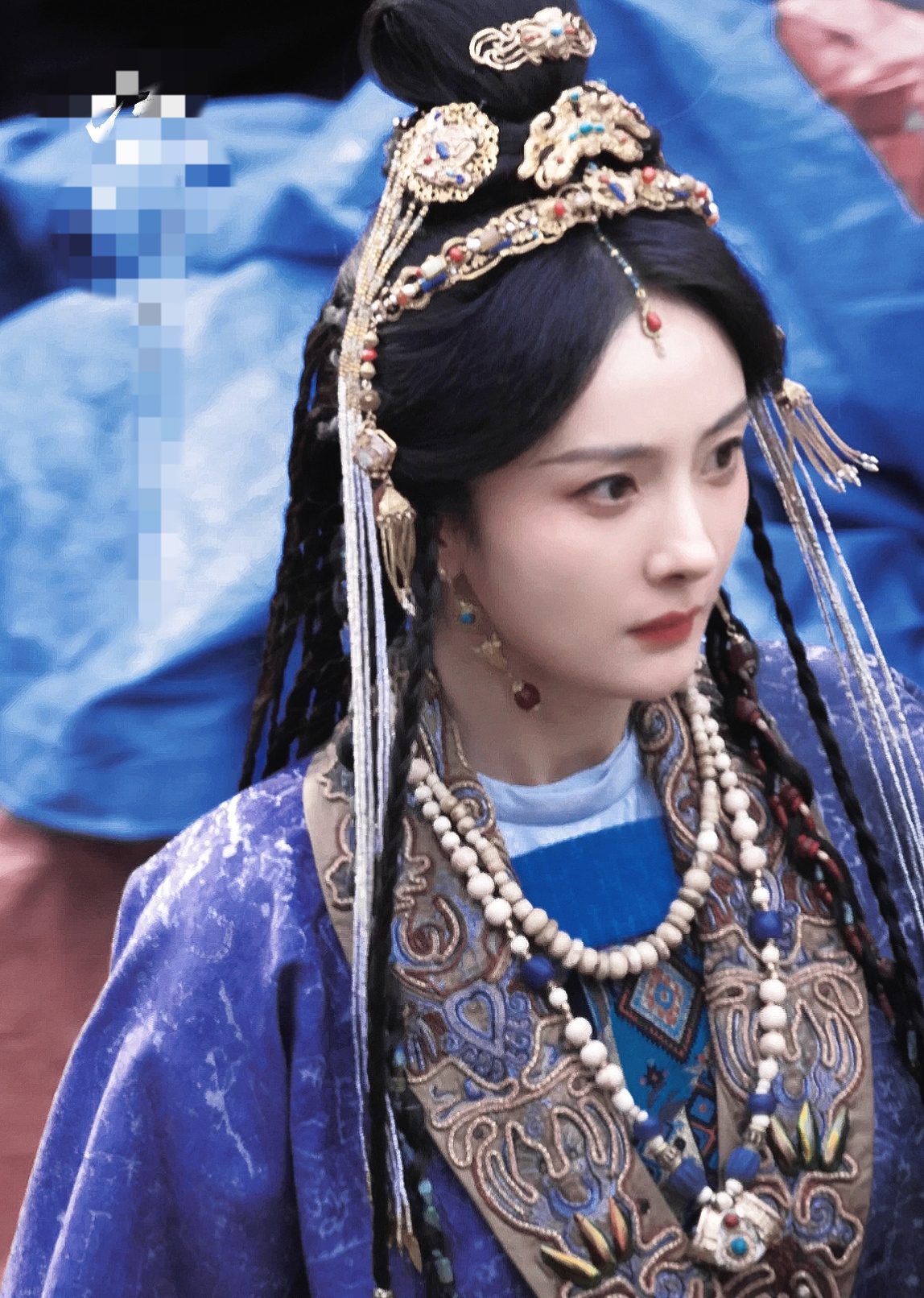 杨幂《江山大同》路透，告别粗布麻衣，穿紫裳华服，造型矜贵
