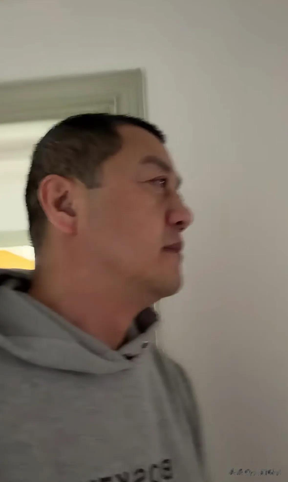 李亚鹏元宵节晒豪宅,与老妈住200平大房,还和前妻给女儿过生日