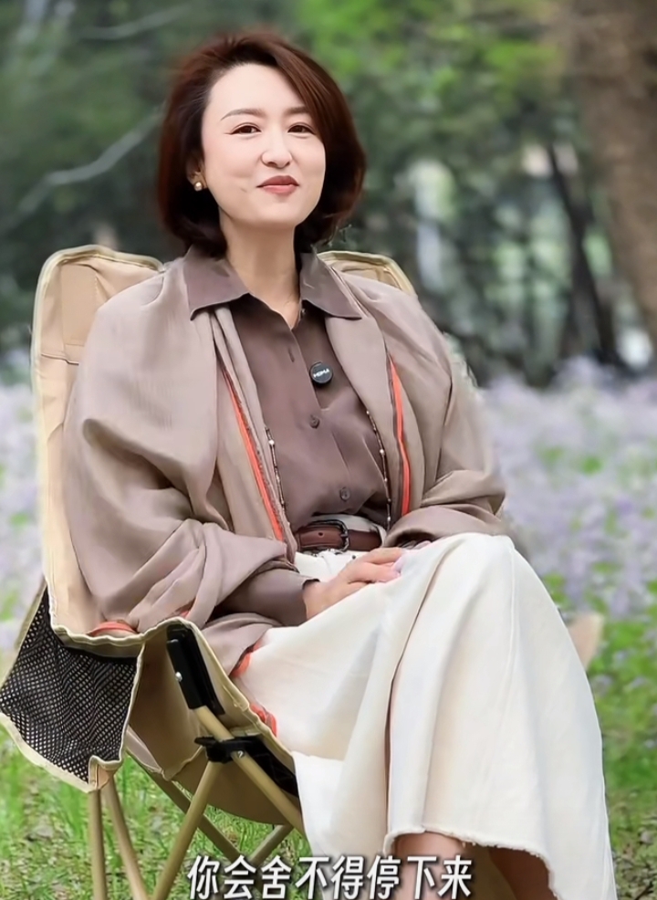 张蕾林间荐书，浅棕衬衫白裙披肩短发温柔知性尽显优雅气质