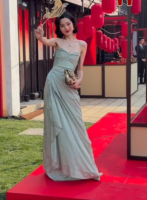 宋祖儿最新生图被疯传，锁骨如刀刻一般，看清全身照，网友炸锅了