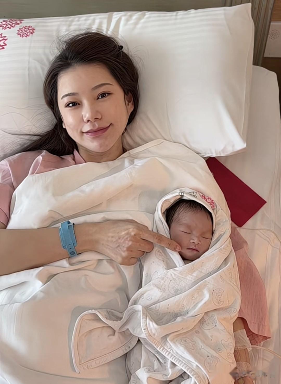 汪小菲三胎当爸后首直播，熬夜带娃有黑眼圈，透露宝贝小名