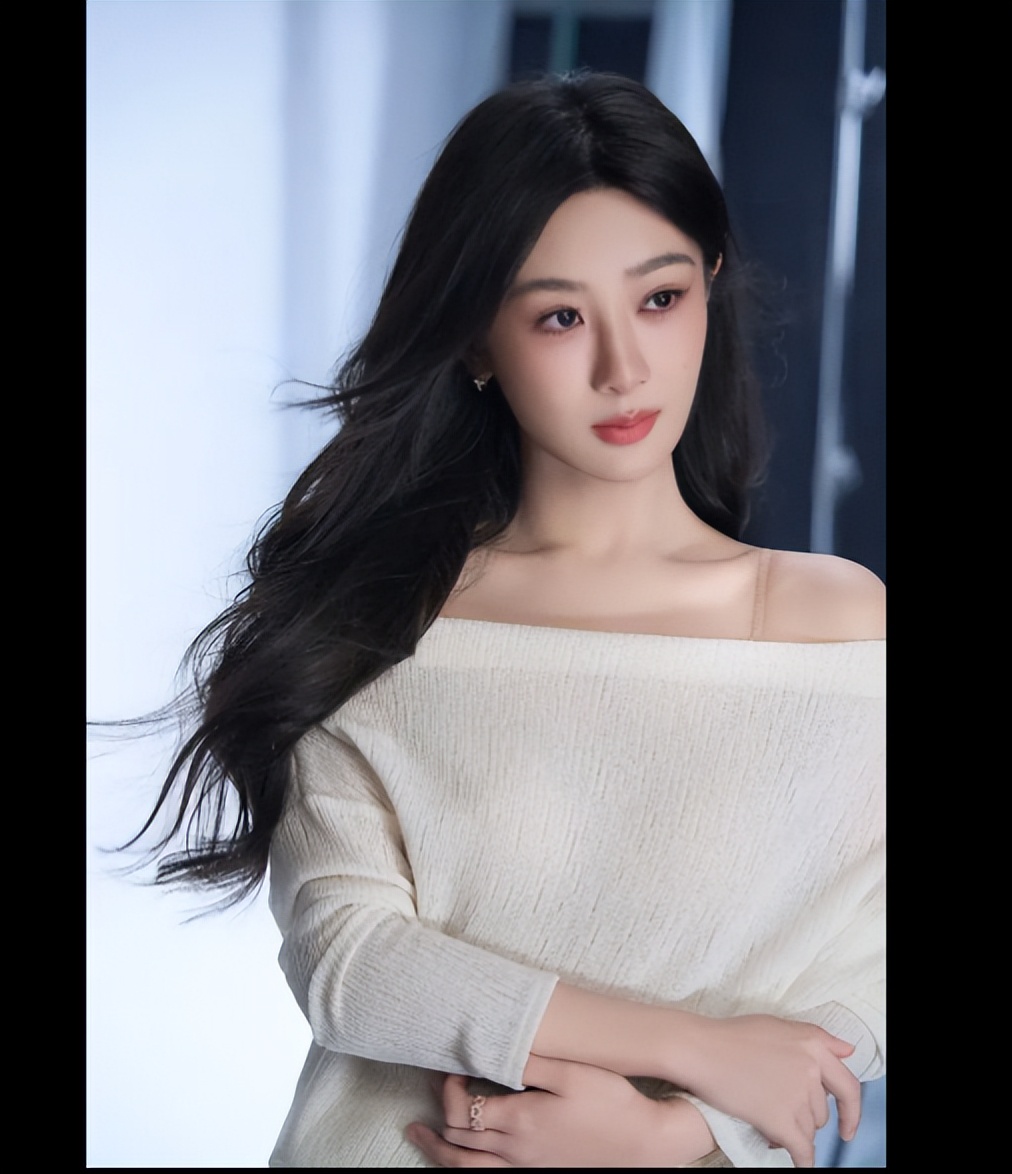 杨紫露肩衣裙出镜,白色内搭,又仙又欲!