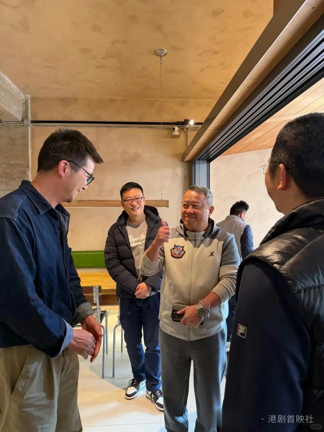 曾志偉卸任一身輕！與兄弟包廂盡情狂歡，與辣妹熱情互動相流出