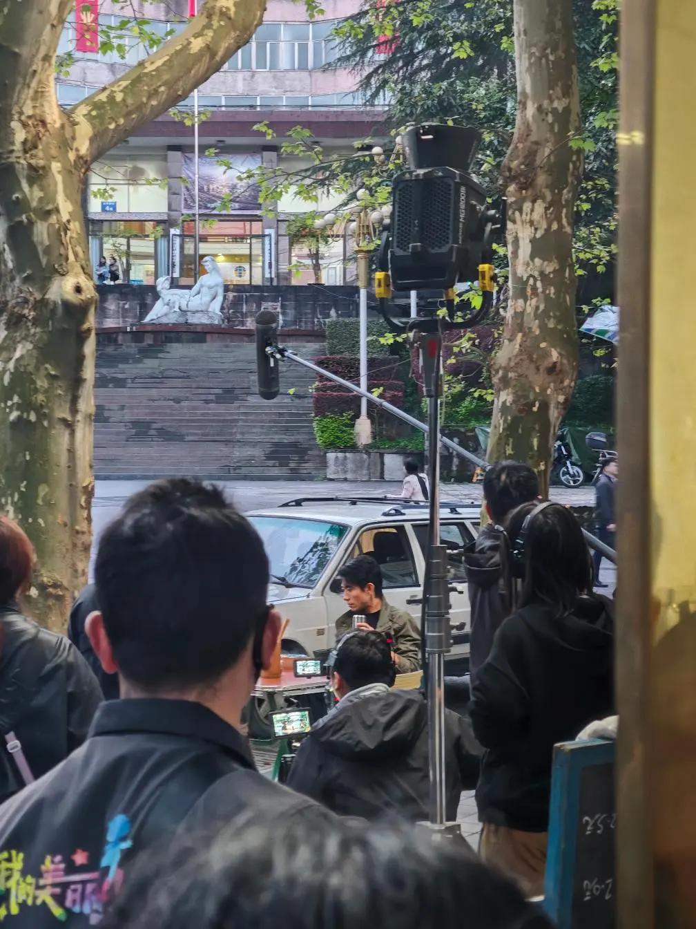 张一山重庆拍戏被偶遇，本人比电视上还帅痞帅，就是看着太瘦了吧