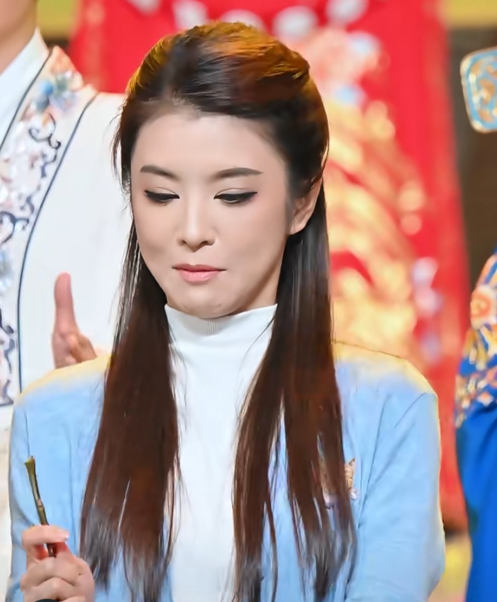 被李云霄的笑容治愈了，蓝衫长发，玫瑰配搭尽显甜妹气质