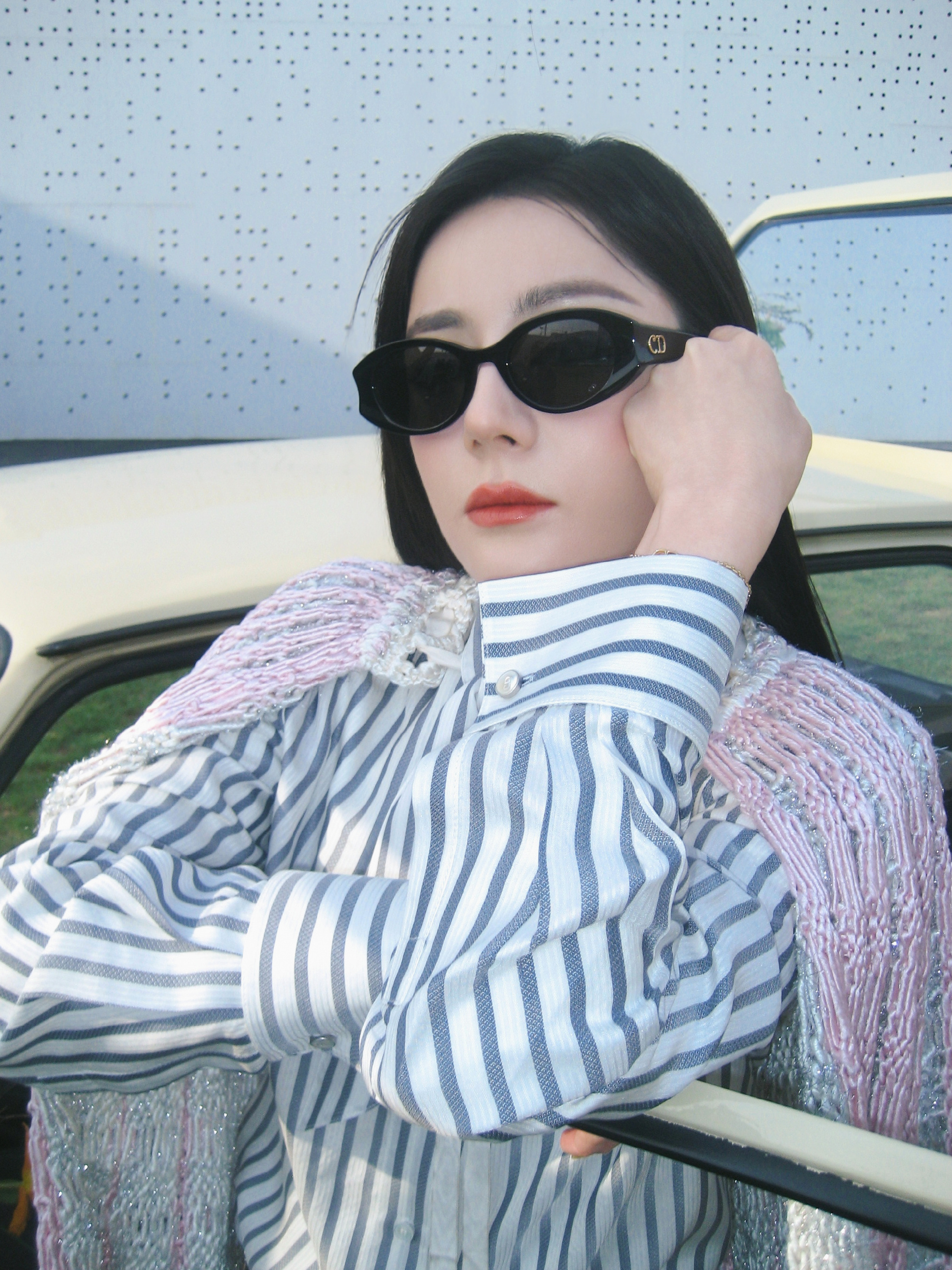 迪丽热巴春日美拍，身穿条纹衬衫搭配针织披肩，青春不羁