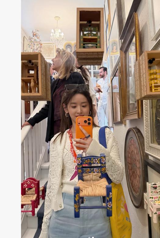 章泽天对镜自拍像18岁！和刘强东巴黎逛街心情好，一身品牌老钱风