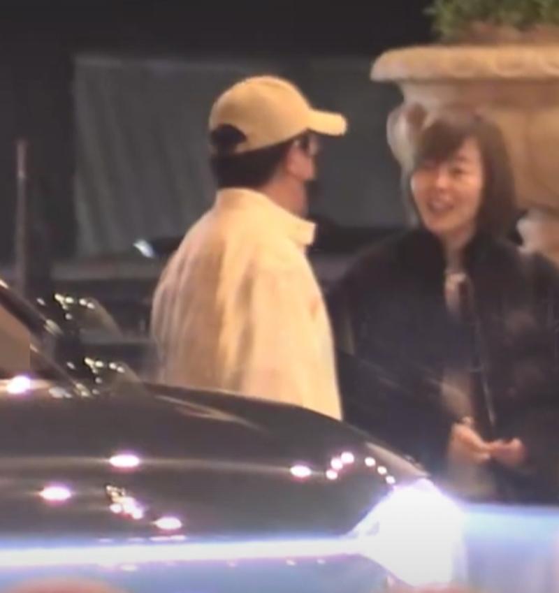 黄渤一家4口外出吃饭，15岁女儿长发身高170，妻子素颜出镜质朴