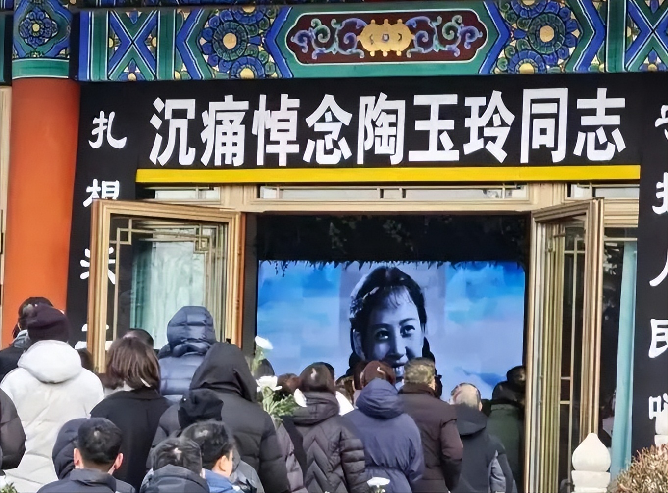 借陆树铭追悼会敛财、婚内出轨小香玉？王为念身上谣言究竟多离谱