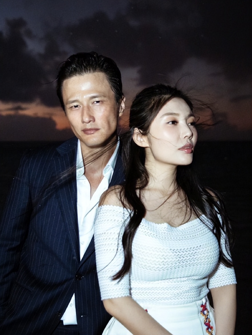 徐冬冬孕相上热搜!胯大腰圆鼻子变宽,尹子维手托肚一脸关心