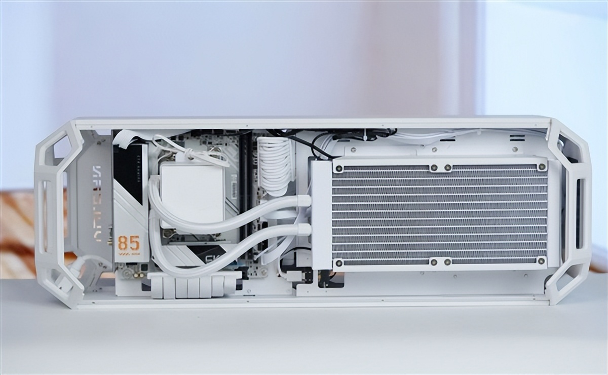全鋁CNC+白火神顯卡 七彩虹定制主機圖賞